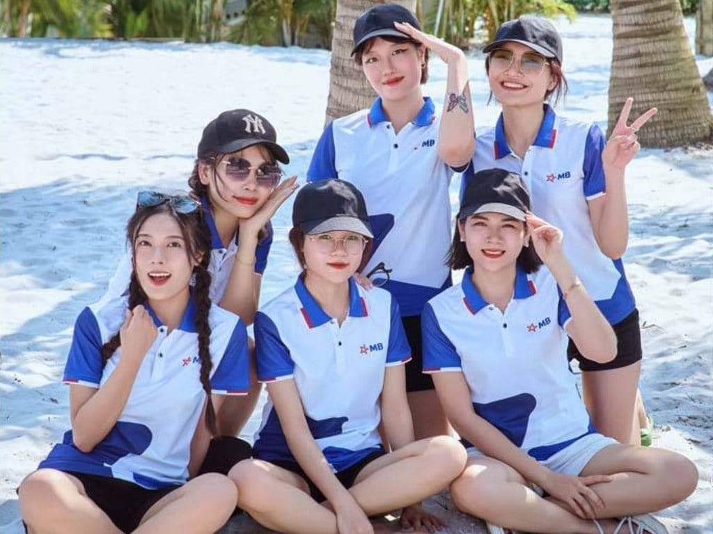 Áo polo là mẫu áo đồng phục lớp mùa hè vừa lịch sự vừa thoáng mát