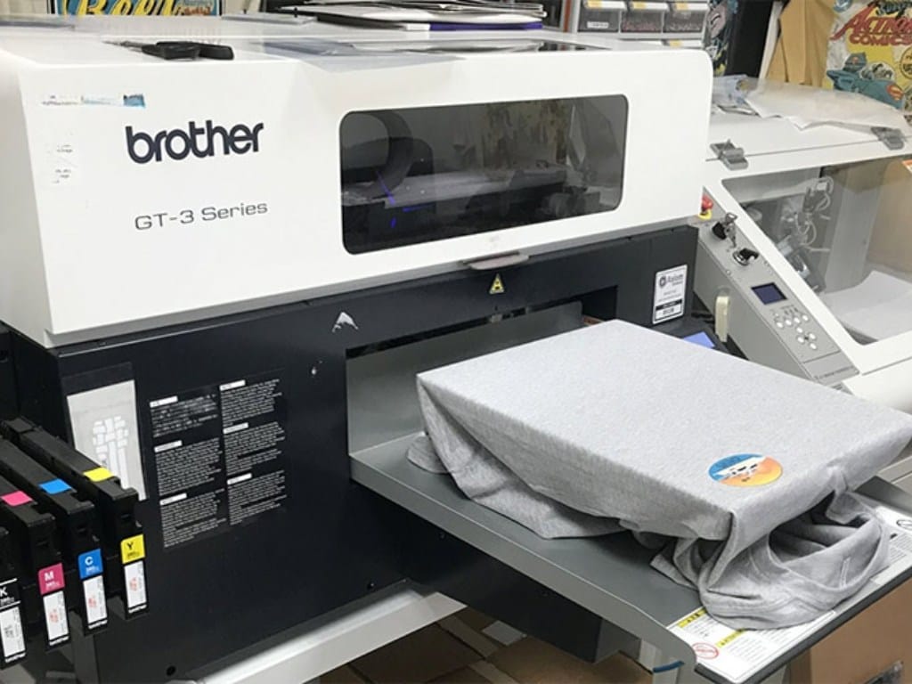 In kỹ thuật số trực tiếp giúp bạn in được mọi hình ảnh logo áo lớp mặt sau