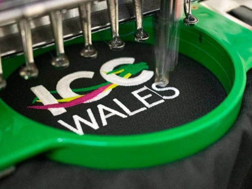 Thêu vi tính là lựa chọn hàng đầu khi lựa chọn kỹ thuật in logo trên áo mặt trước