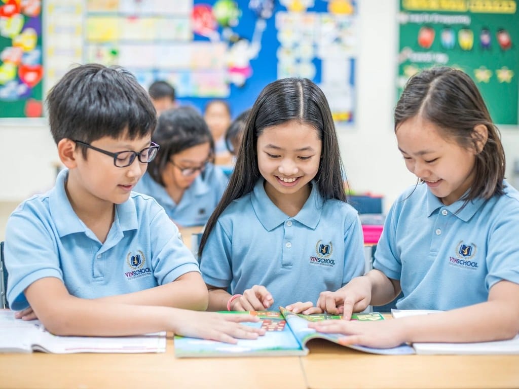 Logo áo lớp mặt trước lại giúp hoàn thiện thẩm mỹ và ý nghĩa cho chiếc áo đồng phục lớp