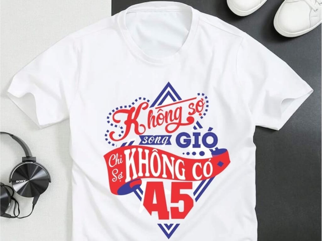 Bạn hãy thử đặt slogan lên bản phác thảo thiết kế đồng phục lớp