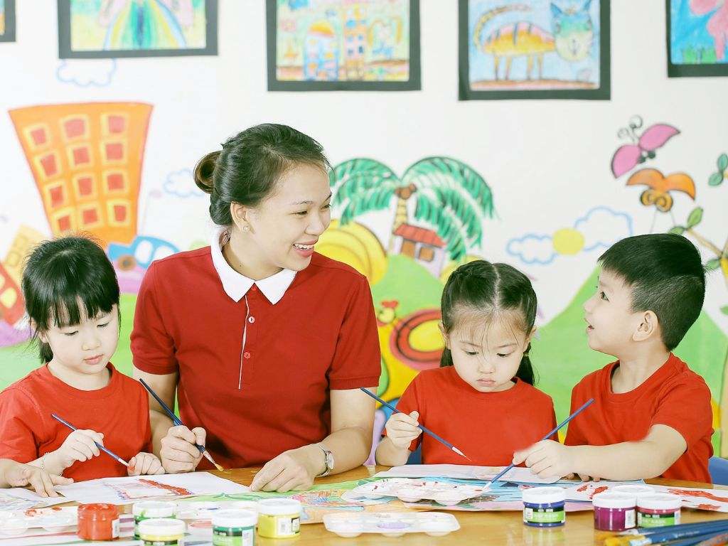 Áo thun polo, hay áo cổ bẻ, là lựa chọn thích hợp cho đồng phục giáo viên mầm non