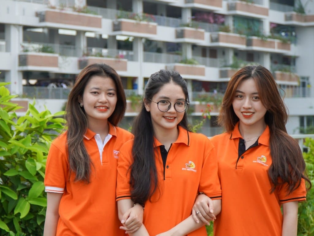 Vị trí đặt logo đồng phục trên áo cần đảm bảo sự cân đối cho tổng thể