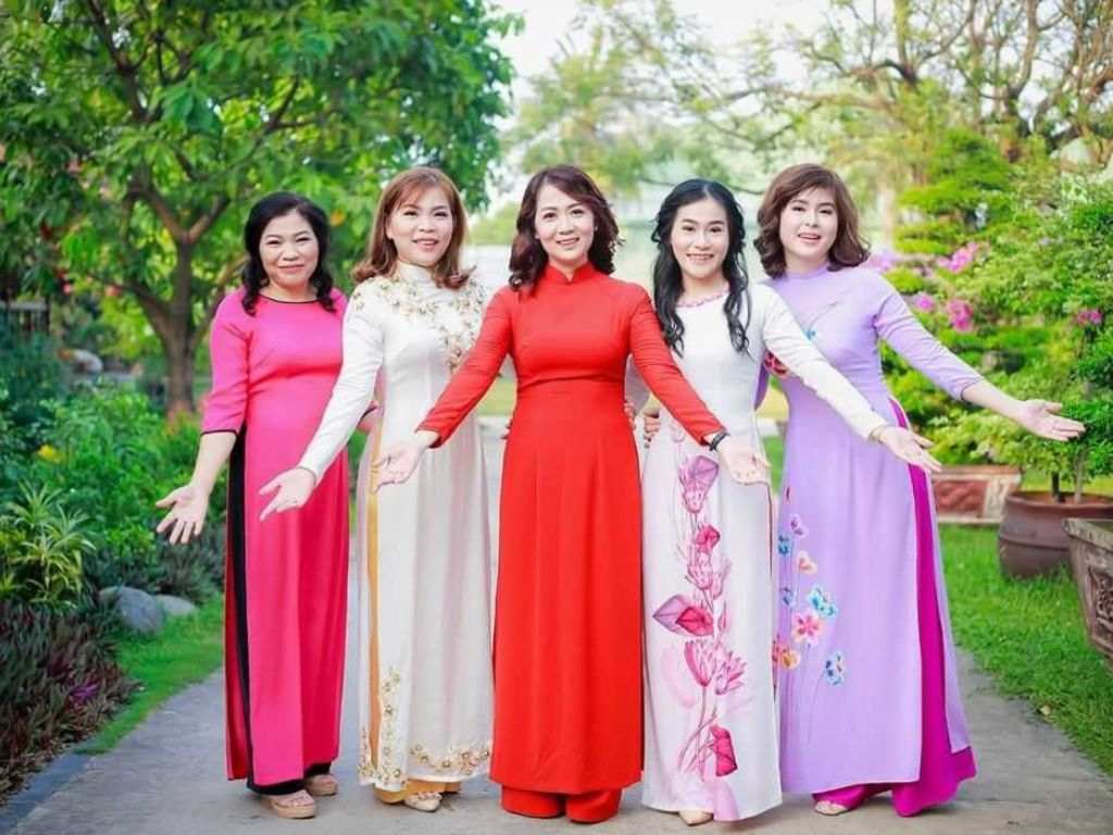 Áo dài cách tân pha trộn giữa nét đẹp truyền thống và hiện đại