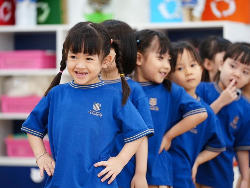 Giá cả là một yếu tố quan trọng khi đặt may áo đồng phục mầm non