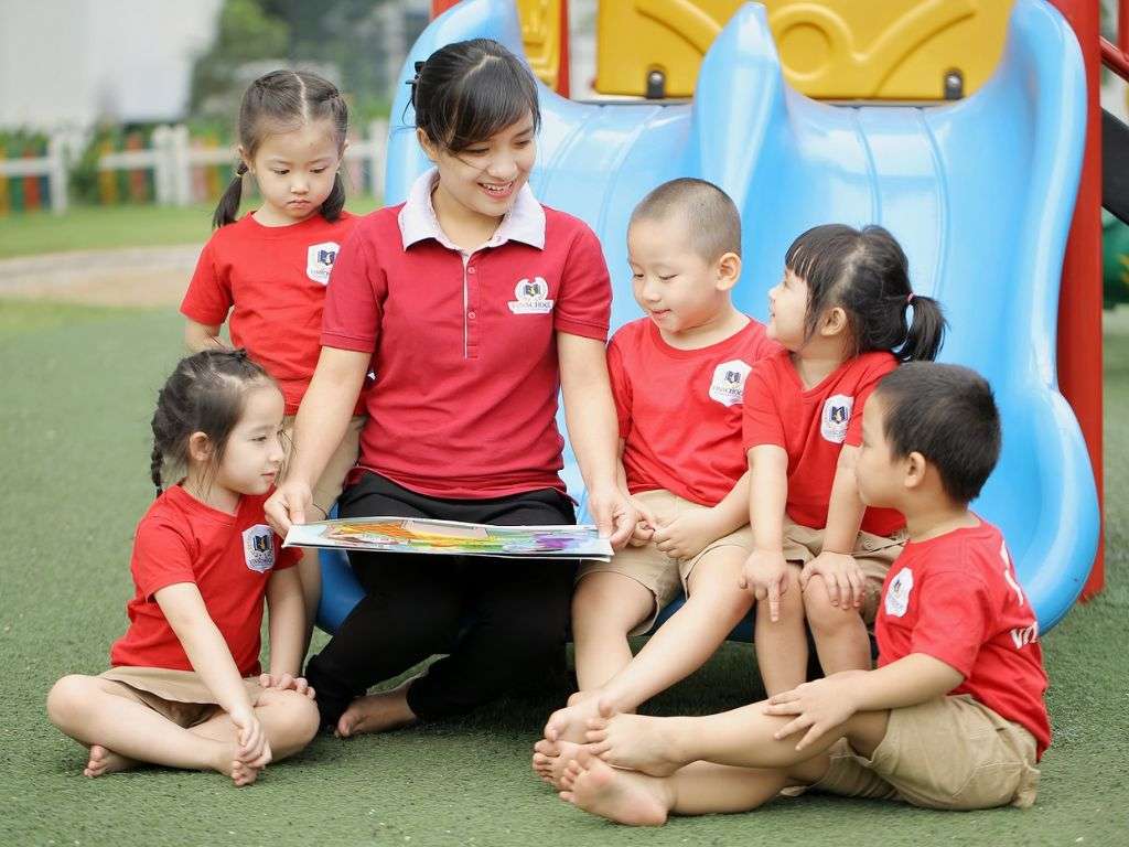 Một trong những mẫu đồng phục giáo viên mầm non đẹp