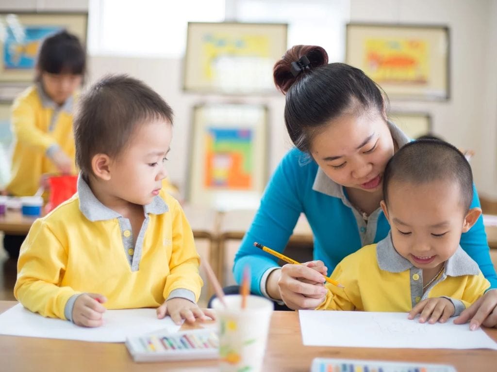 Kiểu đồng phục này mang lại vẻ nữ tính, dịu dàng và rất tiện lợi khi mặc