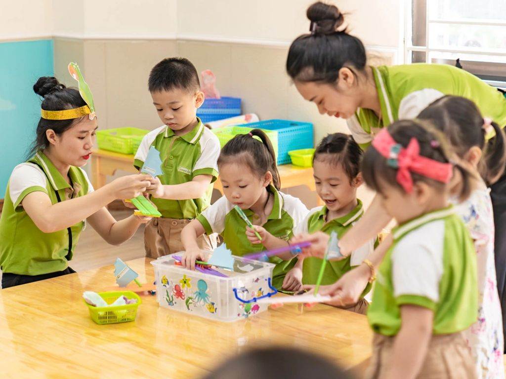 Mẫu đồng phục giáo viên mầm non đẹp cần có sự hài hòa với không gian trường lớp