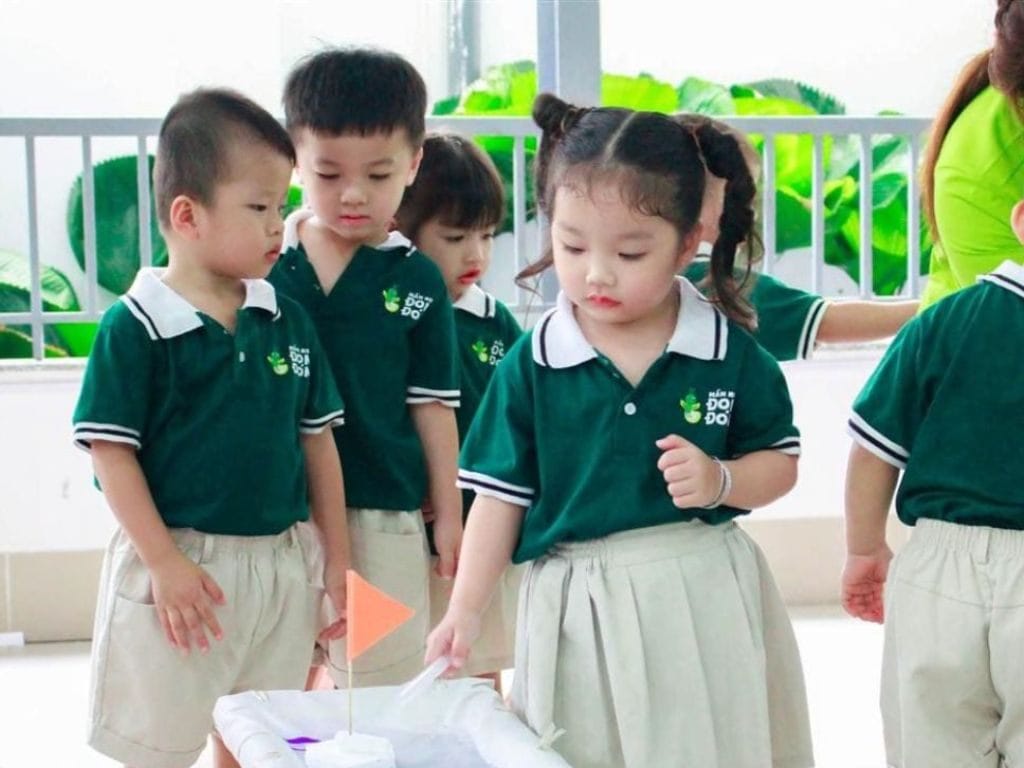 Việc lựa chọn kỹ lưỡng đồng phục mầm non đóng vai trò cực kỳ quan trọng