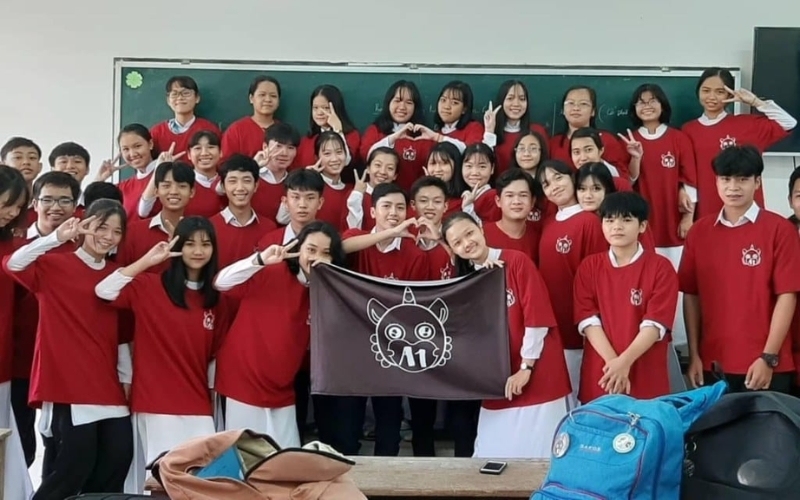 Áo lớp có gam màu đỏ đô có khả năng hài hòa với nhiều tông da khác nhau