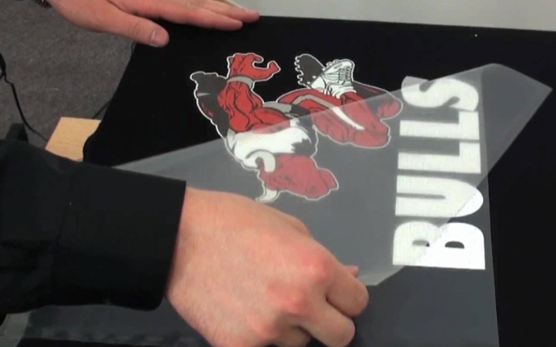 In decal rất phù hợp khi cần đặt in áo lấy liền HCM số lượng ít