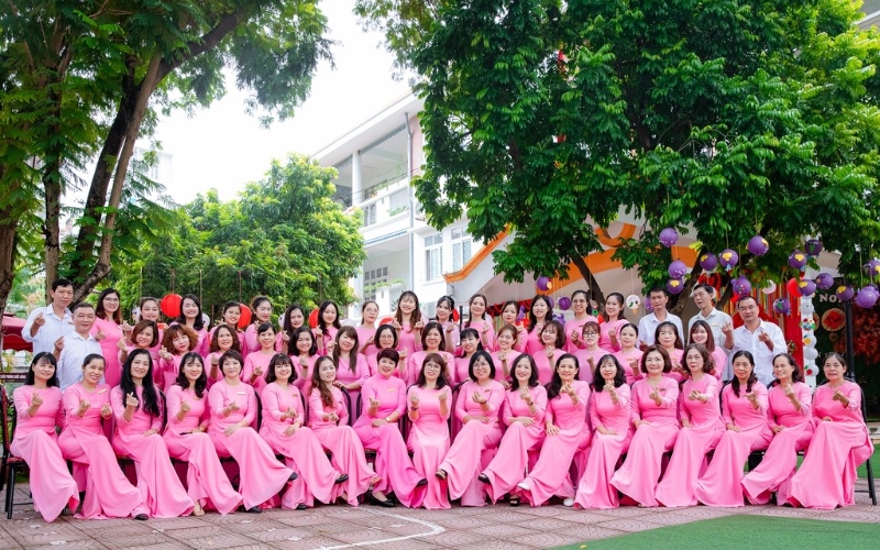 Đồng phục giáo viên mầm non có xu hướng dùng màu hồng phấn tươi trẻ