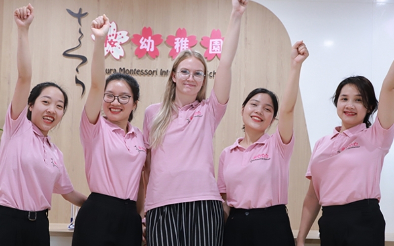 Áo polo đồng phục kết hợp cùng quần tây là gợi ý hoàn hảo