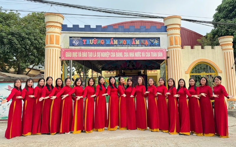 Áo dài truyền thống là một trong những mẫu đồng phục giáo viên mầm non đẹp nhất