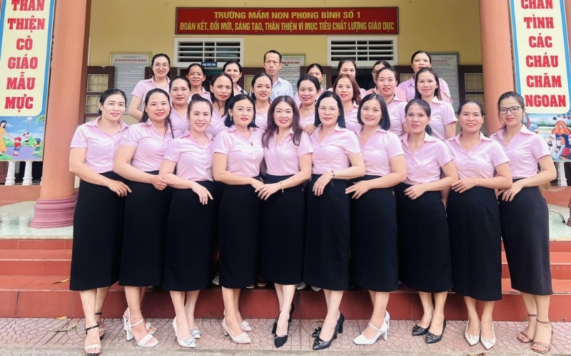 Áo sơ mi kết hợp chân váy bút chì là phong cách công sở chuẩn mực