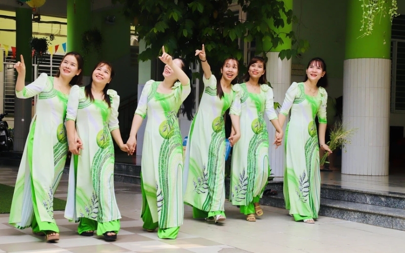 Áo dài cách tân là mẫu đồng phục giáo viên mầm non vừa truyền thống vừa hiện đại