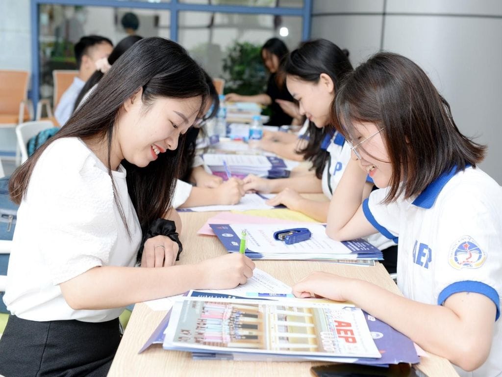 Chất liệu đồng phục trường Kinh tế Quốc dân thường là cotton hoặc các loại vải thun co giãn