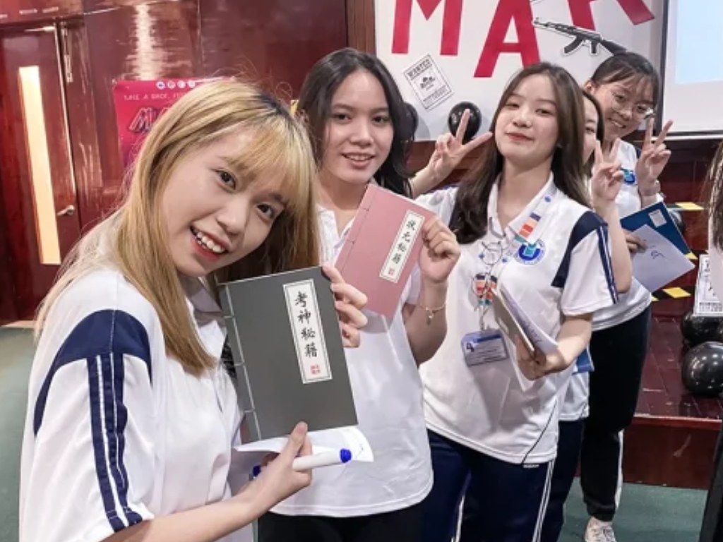 Mỗi trường quốc tế thường xây dựng một bộ quy định riêng biệt và độc đáo về đồng phục
