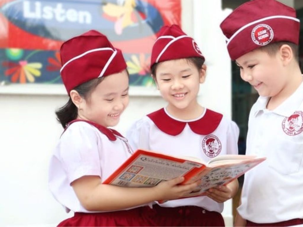 Đồng phục các trường quốc tế TP.HCM đôi khi còn bao gồm các phụ kiện đi kèm