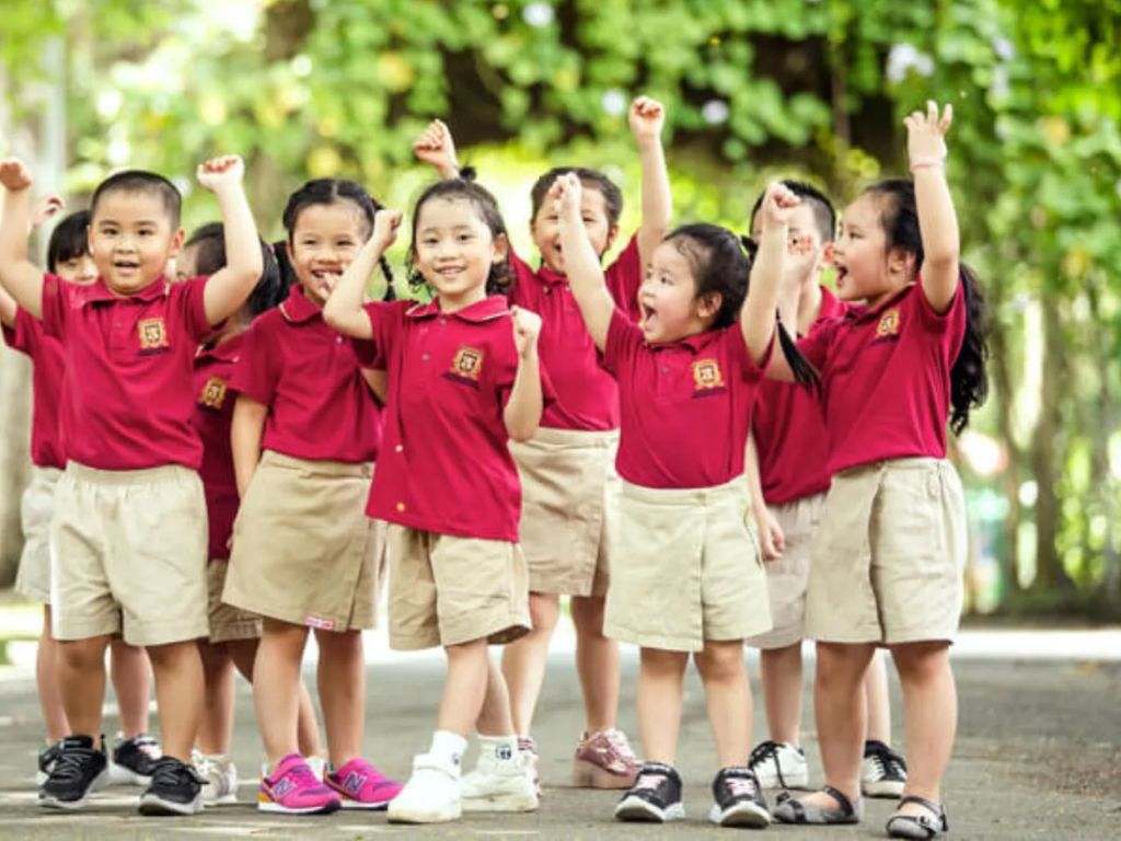 Trong môi trường mẫu giáo, đồng phục đóng vai trò như sợi dây gắn kết các bé lại với nhau