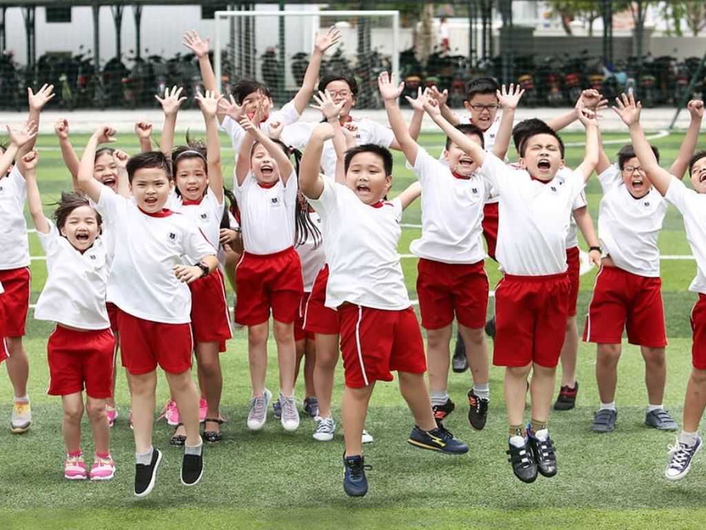 Bé mặt đồng phục giúp giáo viên có thể dễ dàng nhận diện học sinh của trường mình