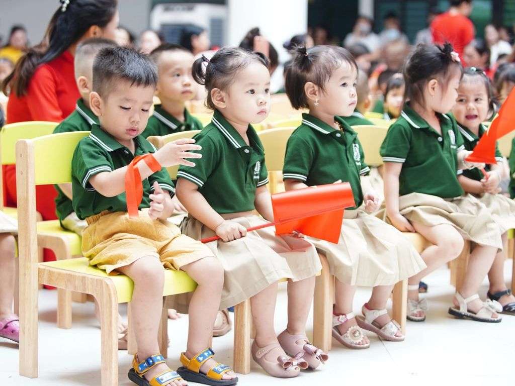 Sự đồng bộ trong trang phục tạo ra một môi trường học tập quy củ, nghiêm túc