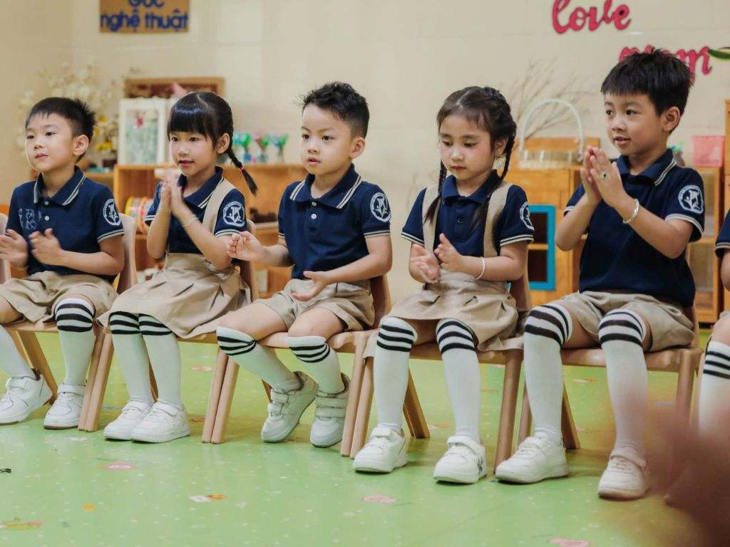 Đồng phục trường mầm non quốc tế thường có thiết kế độc đáo