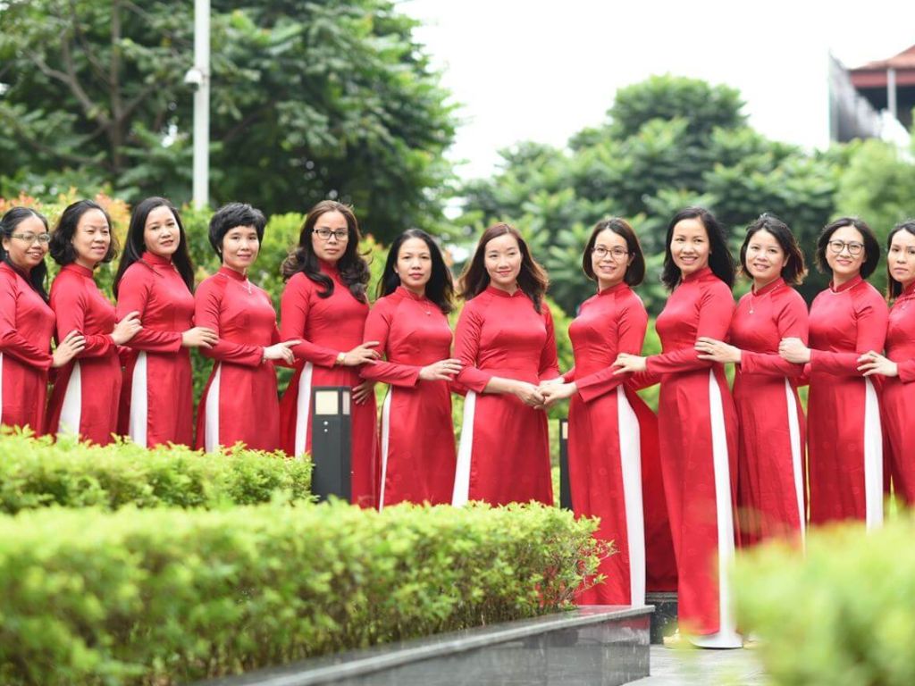 Màu sắc của đồng phục giáo viên trường quốc tế Á Châu tuân theo màu sắc nhận diện của trường.