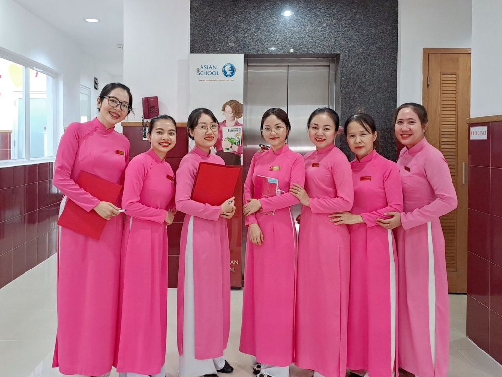 Lựa chọn kiểu dáng và màu sắc đồng phục giáo viên trường quốc tế Á Châu cần đảm bảo sự chuyên nghiệp