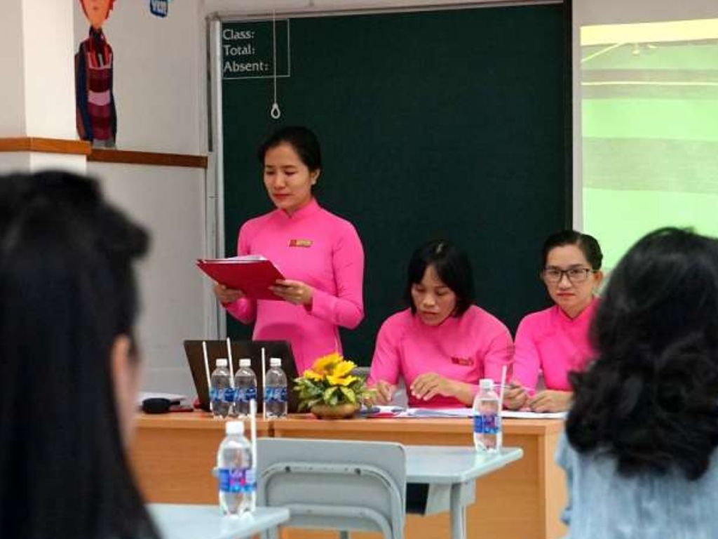 Trang phục không nên quá chật hoặc quá rộng, đảm bảo giáo viên có thể di chuyển linh hoạt