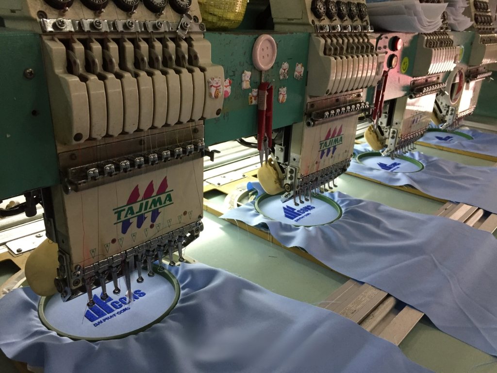 Kỹ thuật thêu vi tính lại mang đến sự bền đẹp và sang trọng cho logo áo lớp