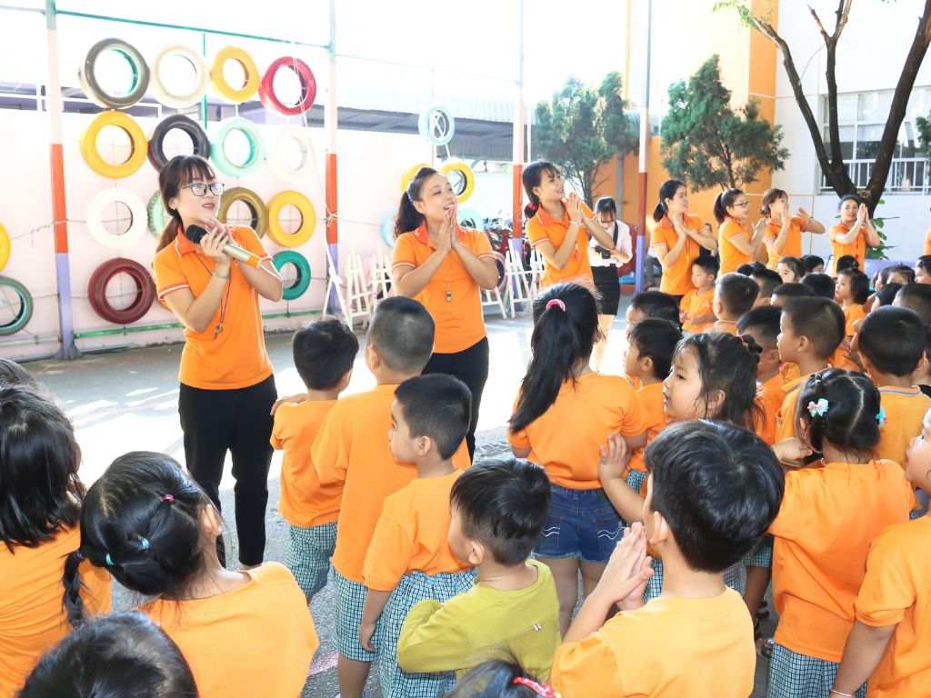 Áo thun polo là kiểu áo thun có cổ bẻ, mang lại sự kết hợp giữa năng động và lịch sự