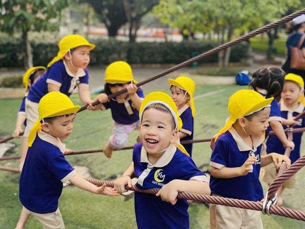 Phơi và là (ủi) đồng phục học sinh mầm non đúng cách để quần áo trẻ luôn mới