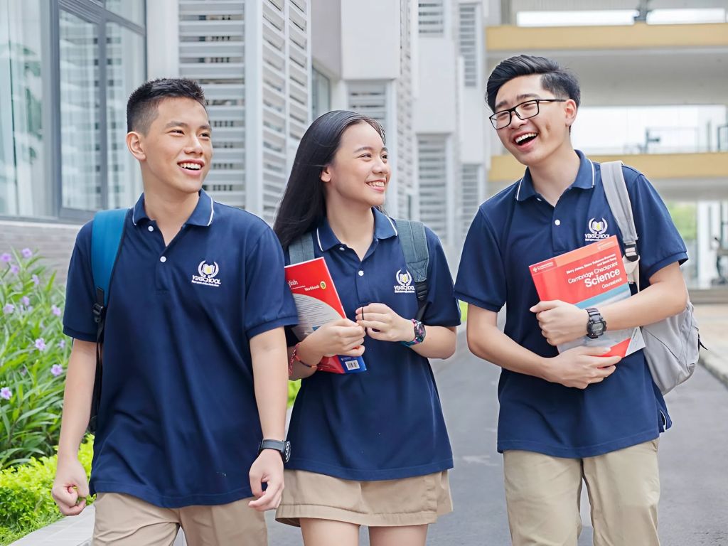 Bạn nên ưu tiên màu trắng để logo dễ nhận diện và thu hút ánh nhìn