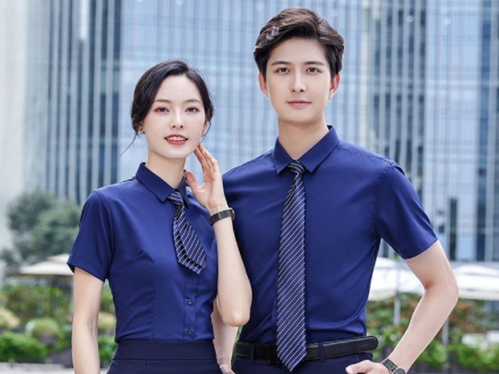 Áo sơ mi màu xanh đen thể hiện sự trang trọng và chuyên nghiệp