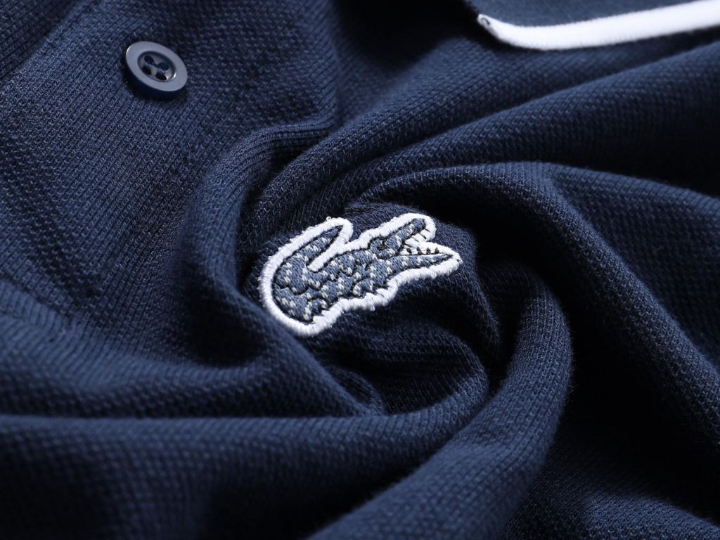 Vải thun cá sấu tạo nên bề mặt vải không quá mịn nhưng rất đặc trưng và thoáng khí