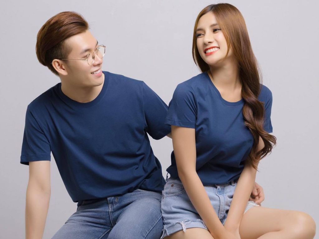 Áo thun cổ tròn màu xanh đen mang đến cảm giác năng động, trẻ trung