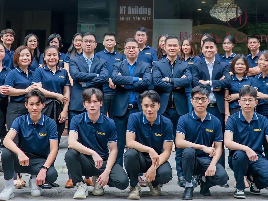 Áo màu xanh đen mang lại vẻ ngoài chỉn chu, chuyên nghiệp cho người mặc