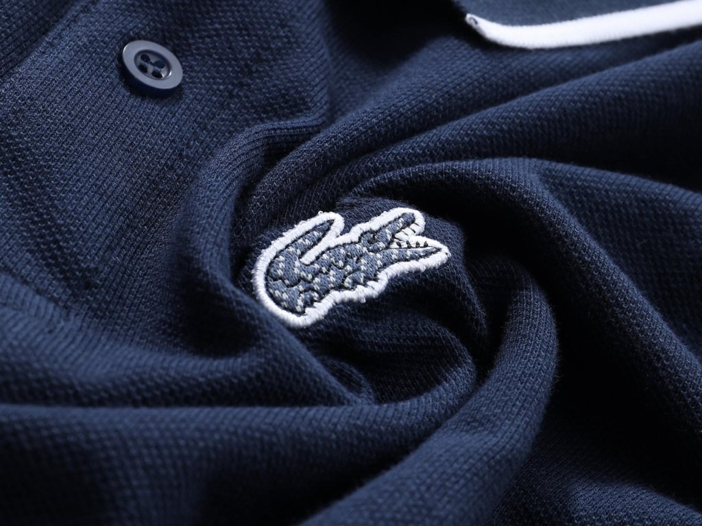Chất vải Lacoste thường dày dặn, có độ cứng cáp vừa phải giúp áo đứng form