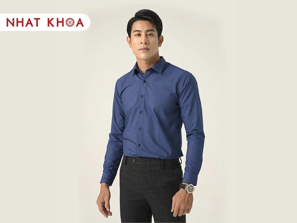 Kiểu dáng áo sơ mi xanh đen luôn mang đến vẻ ngoài chuyên nghiệp và trang trọng