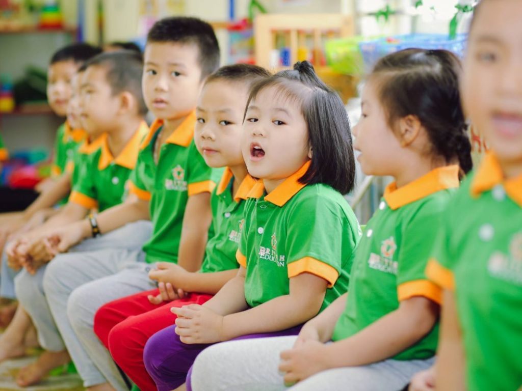 Phong cách tối giản đang được ưa chuộng trong đồng phục cho trẻ mầm non