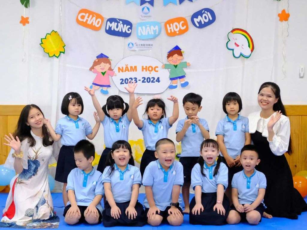 Mẫu đồng phục đơn giản được ưa chuộng hiện nay