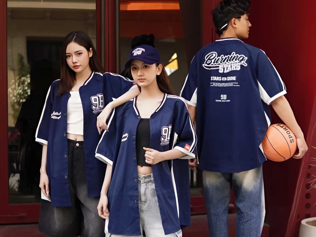 Áo lớp màu xanh đen oversize có form áo rộng rãi mang lại cảm giác phóng khoáng