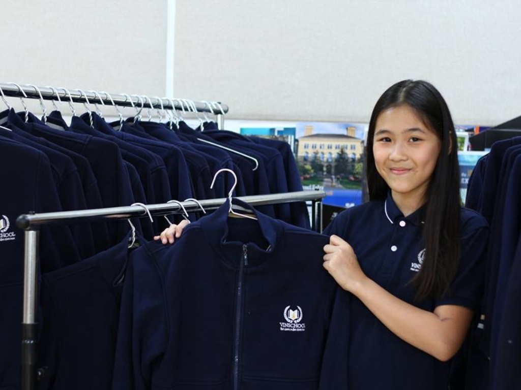 Bạn cần chọn logo có màu sắc tươi sáng như trắng để tạo độ tương phản mạnh mẽ