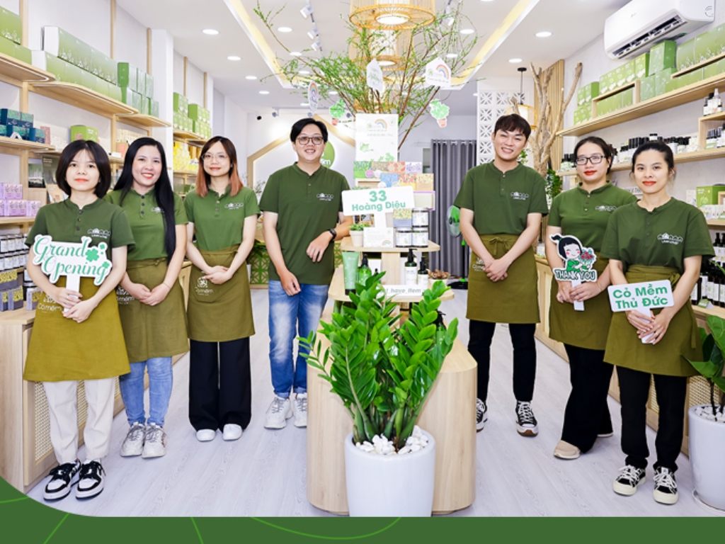 Áo màu xanh có đa dạng sắc độ là phông nền lý tưởng, giúp các thiết kế logo