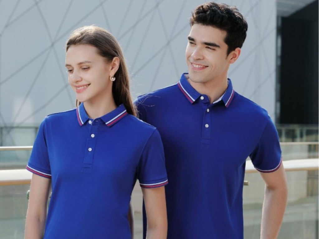 Áo polo đồng phục màu xanh mang vẻ lịch sự, chỉn chu