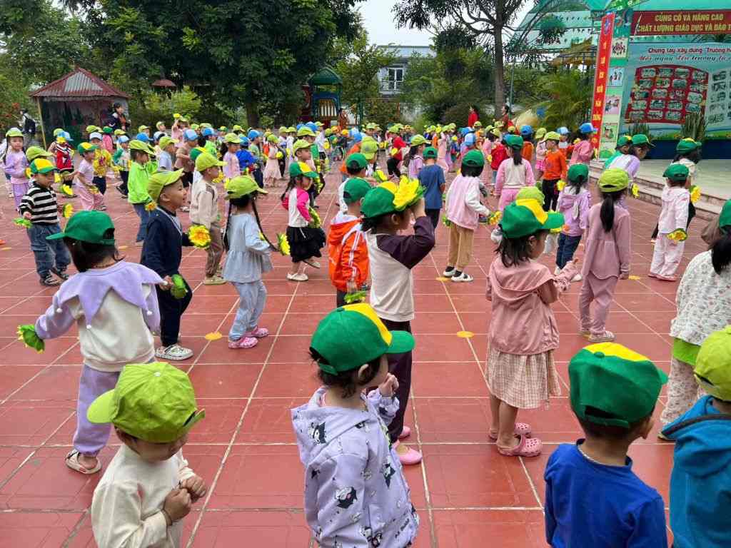 Áo đồng phục mầm non thoải mái giúp trẻ dễ dàng hoạt động 