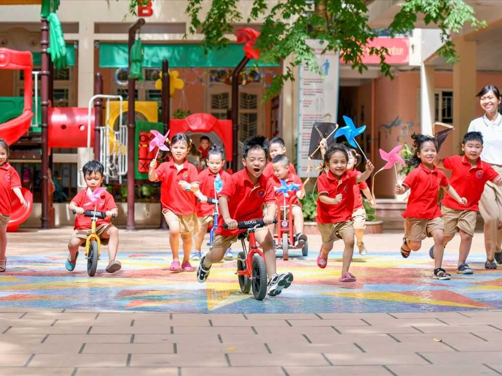 Áo đồng phục thiết kế đơn giản giúp trẻ thoải mái khi vui chơi