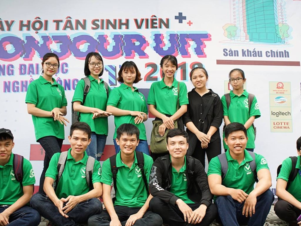 Áo đồng phục màu xanh lá gợi lên sự trẻ trung, tràn đầy sức sống