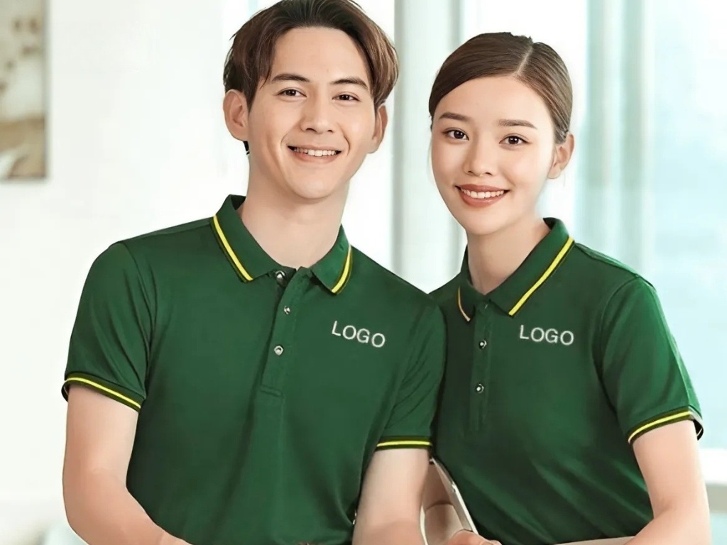 Bạn nên chọn màu sắc logo tương phản để tạo sự nổi bật trên nền áo màu xanh lá